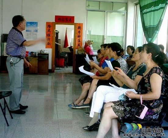 叙永:社区工会老人高唱红歌庆党生日(图2) 叙永:社区工会老人高唱红歌庆党生日(图2)