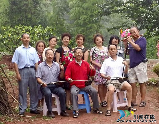 叙永:社区工会老人高唱红歌庆党生日(图1) 叙永:社区工会老人高唱红歌庆党生日(图1)