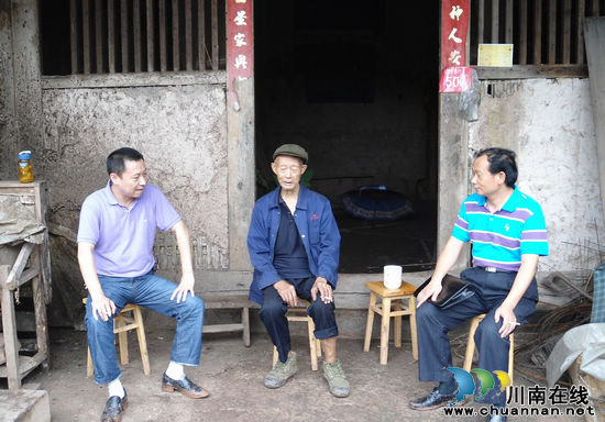 大石乡:“七一”来临 乡党委下基层慰问困难党员(图1) 大石乡:“七一”来临 乡党委下基层慰问困难党员(图1)