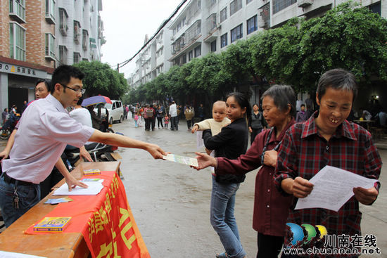 毗卢镇：开展“全国土地日”宣传活动(图1)