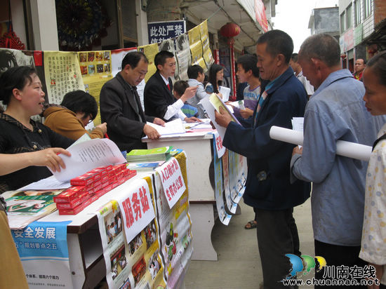 马嘶乡:开展六五普法宣传活动(图2) 马嘶乡:开展六五普法宣传活动(图2)