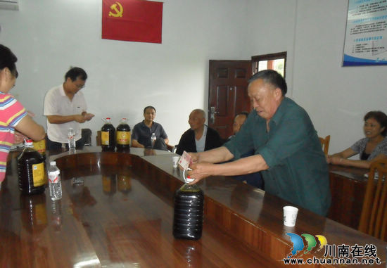 龙马潭区委统战部“七一”前夕走访慰问老党员(图2) 龙马潭区委统战部“七一”前夕走访慰问老党员(图2)
