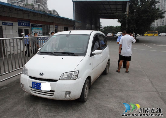 泸州:车辆年检检出3尺长管制刀具&nbsp;车主当场被扣留(图1)