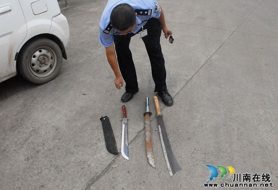泸州:车辆年检检出3尺长管制刀具&nbsp;车主当场被扣留(图2)
