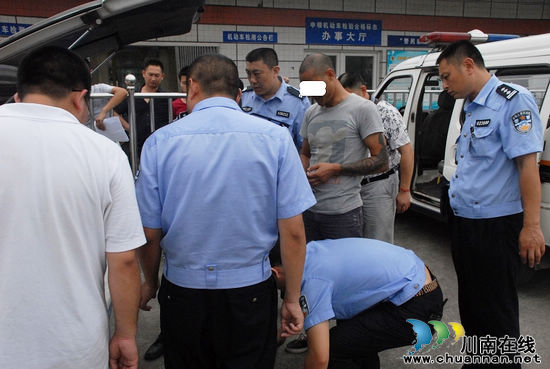 泸州:车辆年检检出3尺长管制刀具&nbsp;车主当场被扣留(图3)