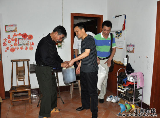 云锦镇:关爱老党员 节前送温暖(图3) 云锦镇:关爱老党员 节前送温暖(图3)