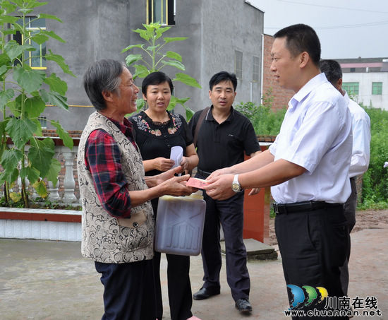 云锦镇:关爱老党员 节前送温暖(图4) 云锦镇:关爱老党员 节前送温暖(图4)