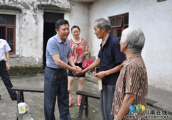泸县县委常委、宣传部长颜习林到云锦镇慰问困难老党员和困难群众