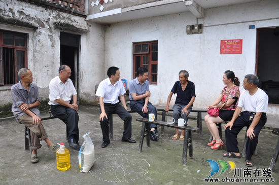 泸县县委常委、宣传部长颜习林到云锦镇慰问困难老党员和困难群众(图1) 泸县县委常委、宣传部长颜习林到云锦镇慰问困难老党员和困难群众(图1)