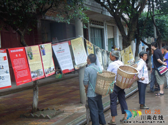 先市镇:强化禁毒宣传 构建和谐社会(图2) 先市镇:强化禁毒宣传 构建和谐社会(图2)