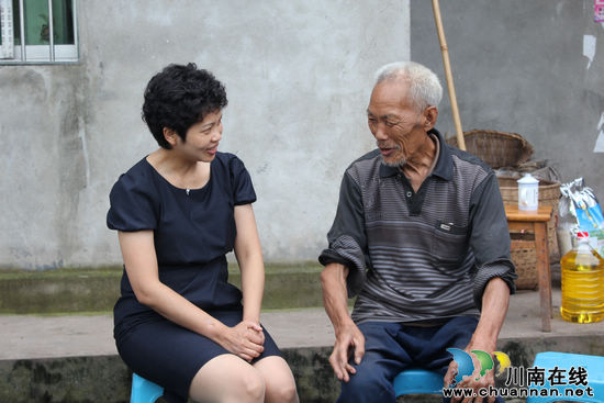 泸县县委常委、县委副书记孙海燕到潮河慰问困难党员群众(图3) 泸县县委常委、县委副书记孙海燕到潮河慰问困难党员群众(图3)