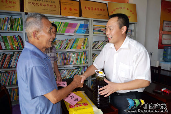 泸州华阳街道:“七一”慰问送真情 党的关怀暖人心(图2) 泸州华阳街道:“七一”慰问送真情 党的关怀暖人心(图2)