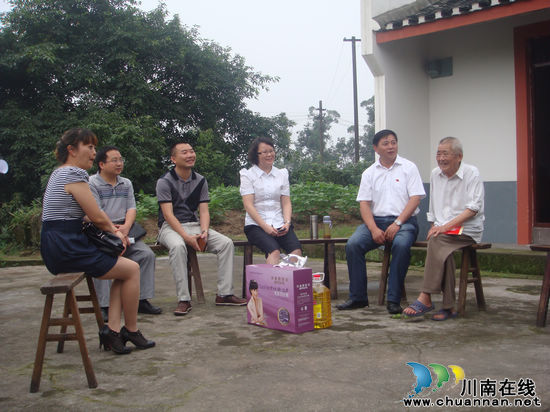 “七一”前夕 吴兴华走访慰问泸县兆雅镇老党员(图1) “七一”前夕 吴兴华走访慰问泸县兆雅镇老党员(图1)