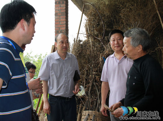 合江县政协副主席时文到榕右乡慰问特困党员