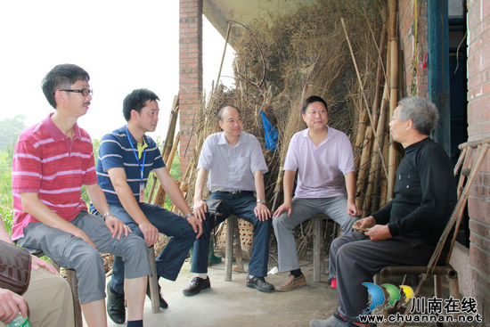 合江县政协副主席时文到榕右乡慰问特困党员(图1) 合江县政协副主席时文到榕右乡慰问特困党员(图1)