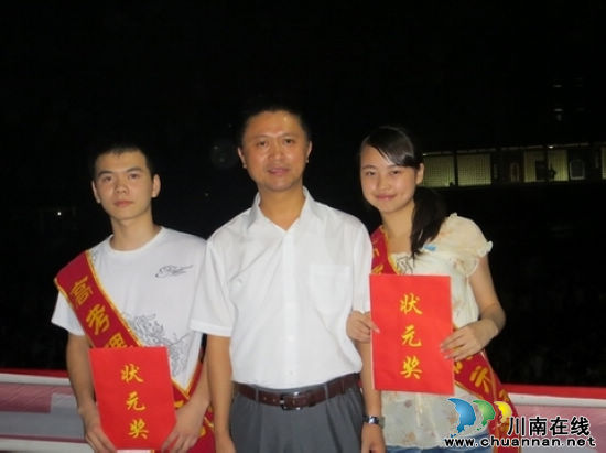 泸州合江中学举行焰火晚会(图3) 泸州合江中学举行焰火晚会(图3)