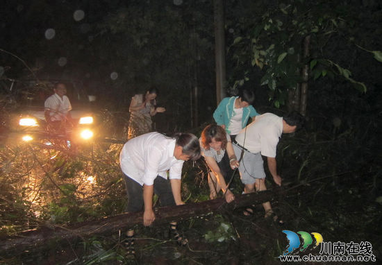 突降暴雨致景区道路受阻 泸州佛宝紧急疏散受困游客(图2) 突降暴雨致景区道路受阻 泸州佛宝紧急疏散受困游客(图2)