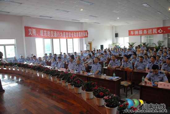 泸州市交警支队党总支举办主题活动庆"七一"(图1) 泸州市交警支队党总支举办主题活动庆"七一"(图1)