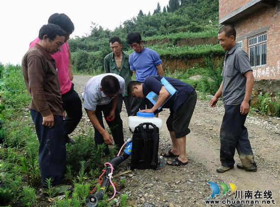椒园乡：机动喷雾器深受农户欢迎