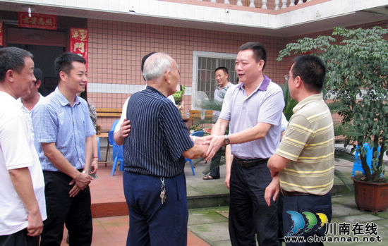 江阳区委常委、组织部长姚新建"七一"慰问老党员