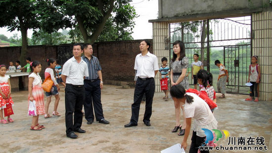 泸州市教育局领导调研通滩镇中小学校发展建设工作(图1) 泸州市教育局领导调研通滩镇中小学校发展建设工作(图1)