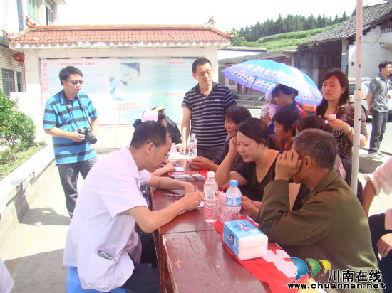 泸州市发改委“挂帮包”到营山乡进行调研慰问(图2) 泸州市发改委“挂帮包”到营山乡进行调研慰问(图2)