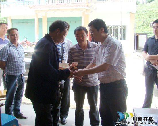泸州市发改委“挂帮包”到营山乡进行调研慰问