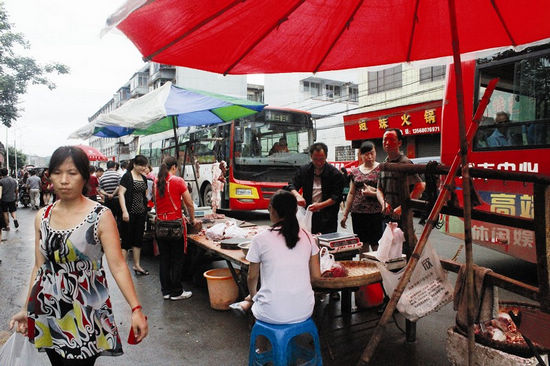 宜宾新村农贸市场猪肉摊摆上了大公路(图1) 宜宾新村农贸市场猪肉摊摆上了大公路(图1)