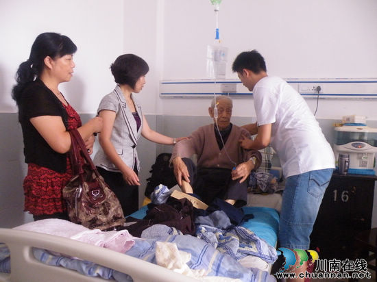 屏山县委常委、组织部部长张晓丽慰问离休老干部(图2)