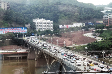 泸州沱江二桥货车限行仍收费 官方称系捆绑制(图1) 泸州沱江二桥货车限行仍收费 官方称系捆绑制(图1)
