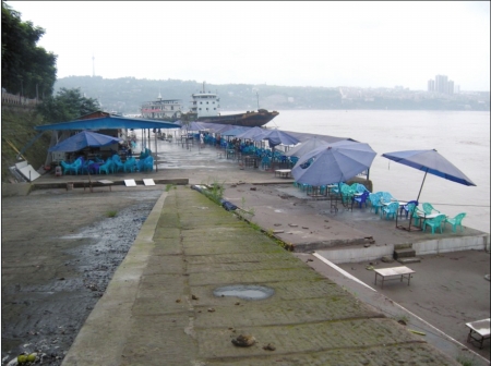 泸州“河滩经济”受阻 首波洪峰茶老板损失7万(图1) 泸州“河滩经济”受阻 首波洪峰茶老板损失7万(图1)