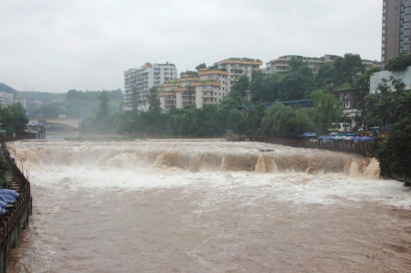 千人围观自贡旭水河"城中瀑布"
