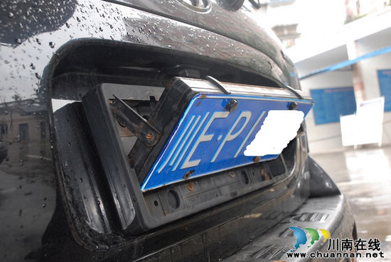 泸州车检所查出"猫腻车" 车牌装"机关"可自动转动(图1) 泸州车检所查出"猫腻车" 车牌装"机关"可自动转动(图1)
