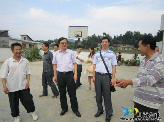 泸州市福利院等三单位到古蔺定点帮扶村帮扶慰问(图2) 泸州市福利院等三单位到古蔺定点帮扶村帮扶慰问(图2)