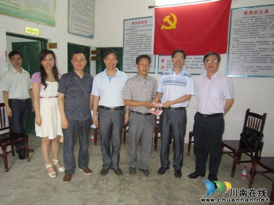 泸州市福利院等三单位到古蔺定点帮扶村帮扶慰问(图3) 泸州市福利院等三单位到古蔺定点帮扶村帮扶慰问(图3)