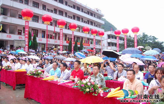 泸州:火把节点亮石坝彝乡"不夜天" 唱着红歌歌颂党(图2) 泸州:火把节点亮石坝彝乡"不夜天" 唱着红歌歌颂党(图2)