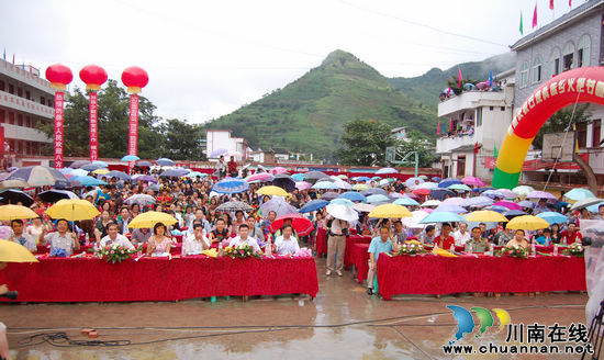 泸州:火把节点亮石坝彝乡"不夜天" 唱着红歌歌颂党(图1) 泸州:火把节点亮石坝彝乡"不夜天" 唱着红歌歌颂党(图1)
