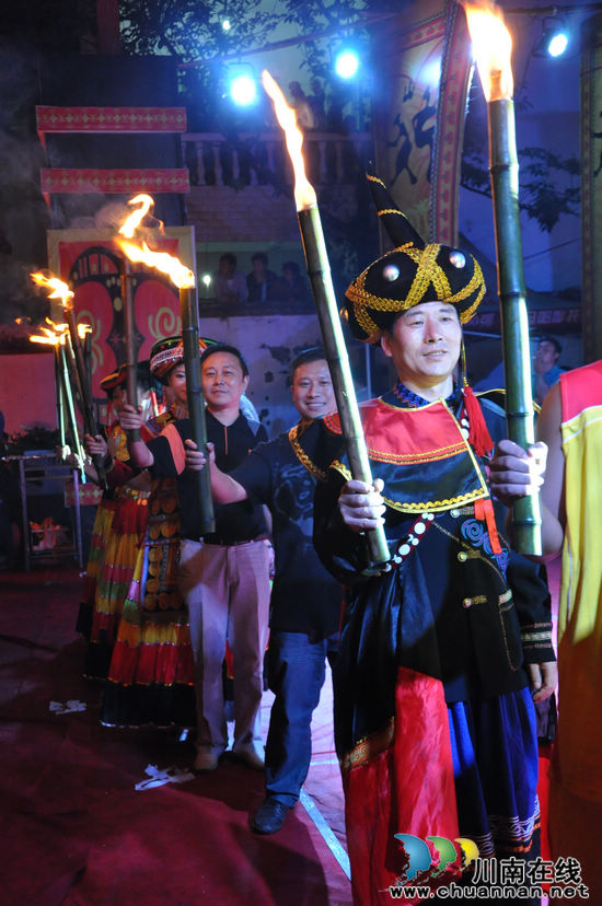 泸州:火把节点亮石坝彝乡"不夜天" 唱着红歌歌颂党(图14) 泸州:火把节点亮石坝彝乡"不夜天" 唱着红歌歌颂党(图14)