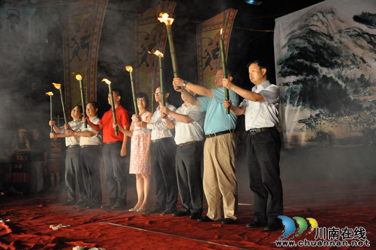 泸州:火把节点亮石坝彝乡"不夜天" 唱着红歌歌颂党(图12) 泸州:火把节点亮石坝彝乡"不夜天" 唱着红歌歌颂党(图12)
