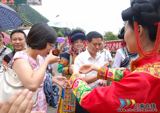 泸州市委宣传部机关党委书记陈文一行参观石坝彝乡建设(图2) 泸州市委宣传部机关党委书记陈文一行参观石坝彝乡建设(图2)
