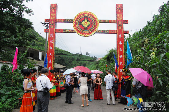 泸州市委宣传部机关党委书记陈文一行参观石坝彝乡建设(图1) 泸州市委宣传部机关党委书记陈文一行参观石坝彝乡建设(图1)