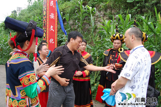 泸州市委宣传部机关党委书记陈文一行参观石坝彝乡建设(图3) 泸州市委宣传部机关党委书记陈文一行参观石坝彝乡建设(图3)