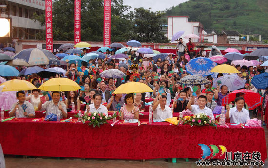 泸州市委宣传部机关党委书记陈文一行参观石坝彝乡建设(图8) 泸州市委宣传部机关党委书记陈文一行参观石坝彝乡建设(图8)