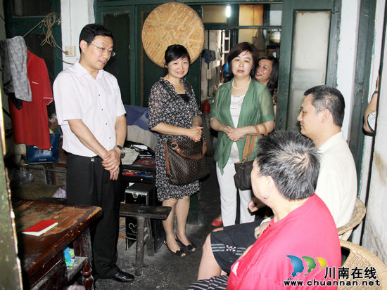 泸医附院开展“七一”为民服务党员义诊慰问活动(图2)