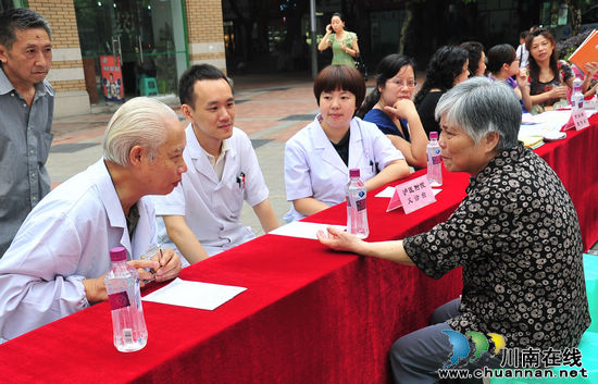 泸医附院开展“七一”为民服务党员义诊慰问活动(图1)