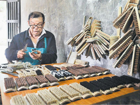 古镇老汉&nbsp;刷艺人生(图1)