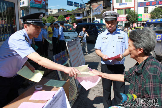 叙永多部门联合宣传城区突出交通违法行为专项整治(图2)