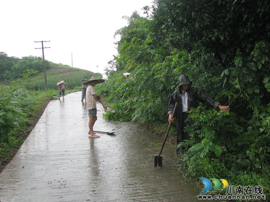 白米乡：实施先锋行动&nbsp;确保公路畅通(图2)