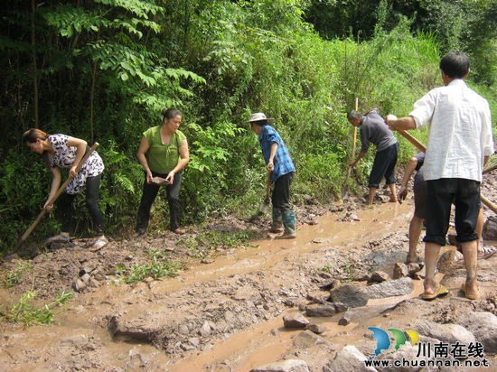 白米乡：实施先锋行动&nbsp;确保公路畅通(图1)