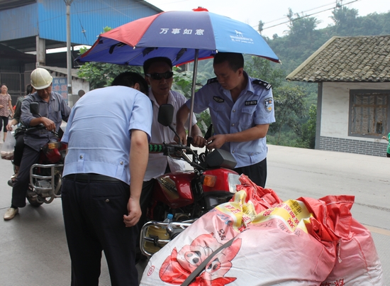 叙永交警错时错位开展突出违法行为专项整治行动(图1) 叙永交警错时错位开展突出违法行为专项整治行动(图1)